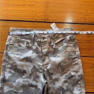 Signature by Levi Strauss & Co. Women’s Camouflage Slim Pants – Size 6 NWOT